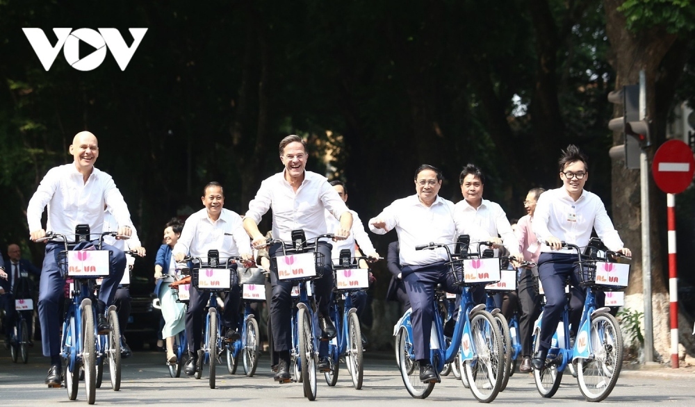 pm chinh and dutch counterpart tour streets of hanoi by bicycle picture 6