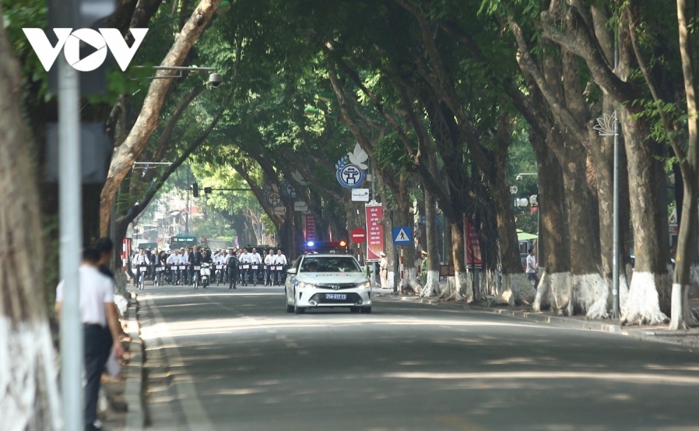 pm chinh and dutch counterpart tour streets of hanoi by bicycle picture 7