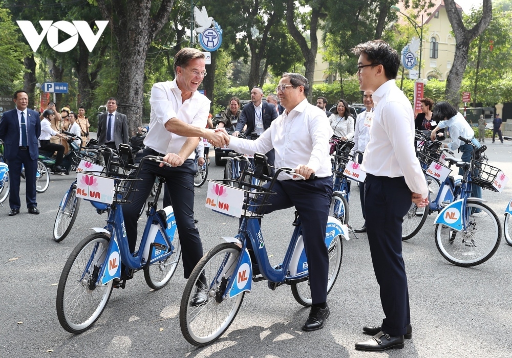 pm chinh and dutch counterpart tour streets of hanoi by bicycle picture 8