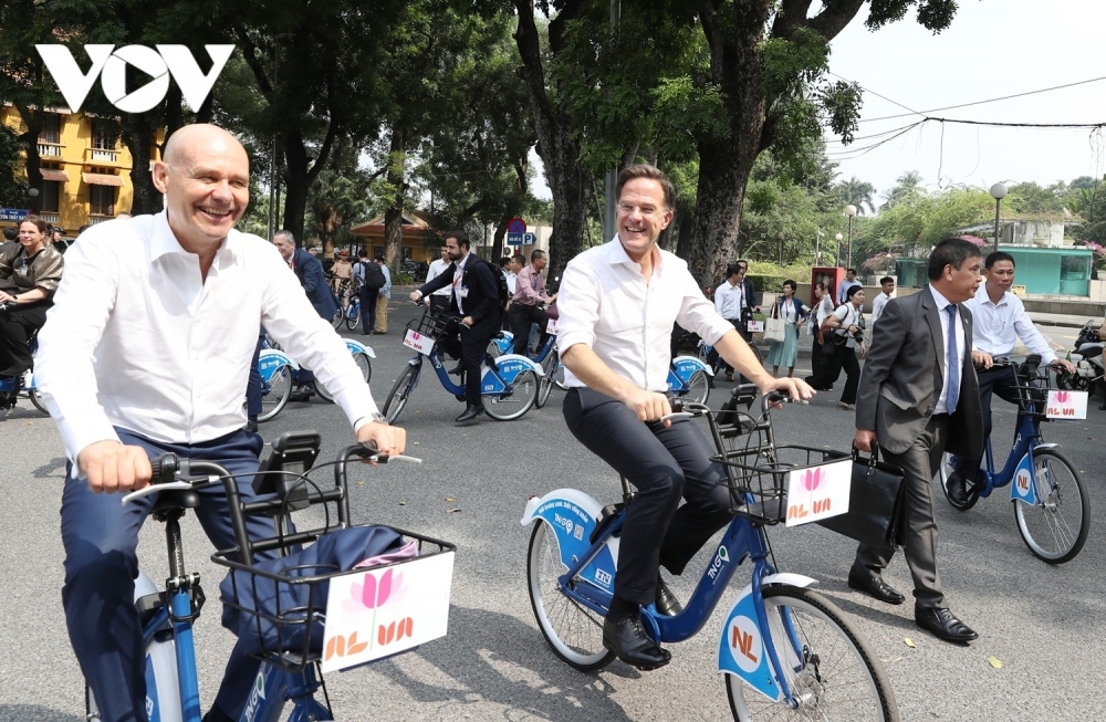 pm chinh and dutch counterpart tour streets of hanoi by bicycle picture 9