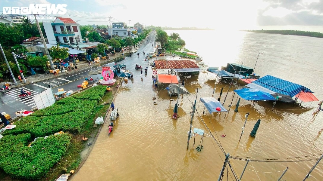 Thanh Ha fish market is deeply submerged in floodwaters, causing traders to rush to collect their properties overnight. The central region has been warned about a high risk of flashfloods, landslides, and severe flooding on a large scale.