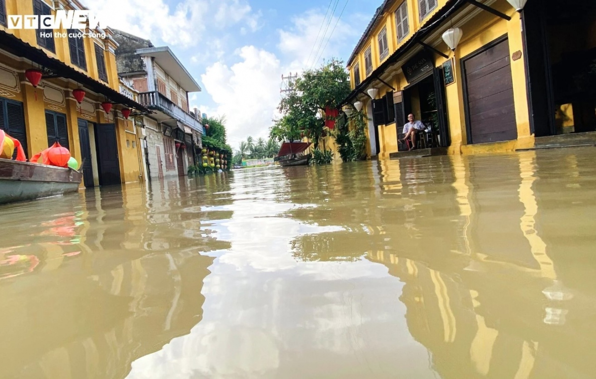The flooding is the worst in Hoi An this year, leaving many places dozens to hundreds of mm deep under water, according to Nguyen The Hung, vice chairman of the municipal government.