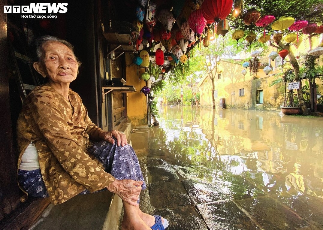 “I could sleep overnight, waiting to see if water flooded into the house so I could pack up everything to avoid the floodwater,” says Hai, a resident living on Hoang Van Thu Street.