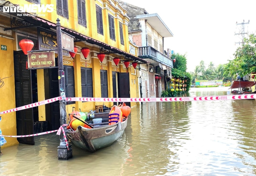 Roads in the city centre such as Nguyen Thai Hoc, Bach Dang, and Le Loi are flooded at around 500 to 700mm deep.