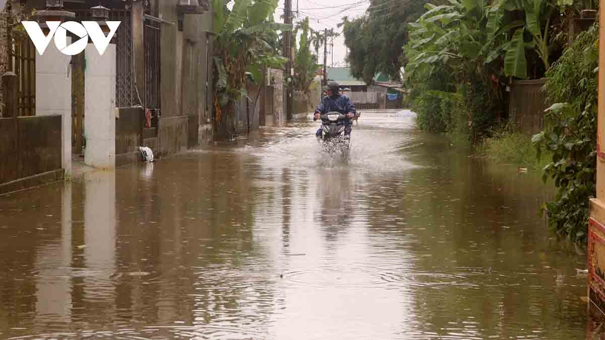 flooding threatens central vietnam as residents scramble to evacuate homes picture 1