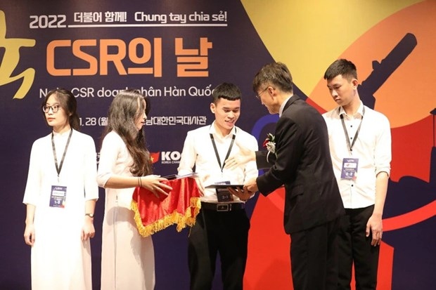 korean firms present scholarships to vietnamese students picture 1