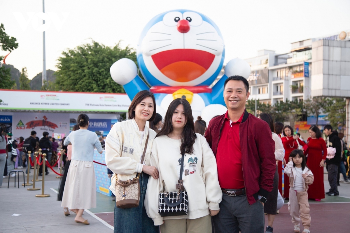 Doraemon, a famous character in the Japanese manga series with the same name, is associated with the childhood of Vietnamese children for many generations.