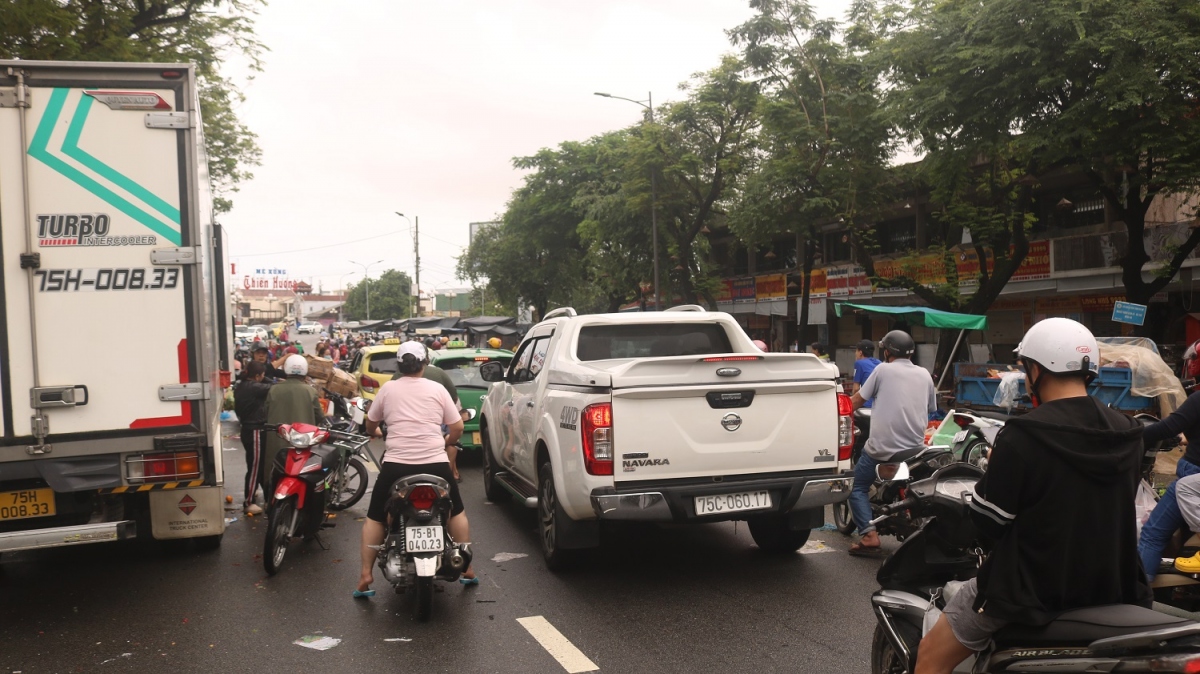 thua thien hue nuoc dang rut, cau, duong thanh bai do xe, noi hop cho hinh anh 3