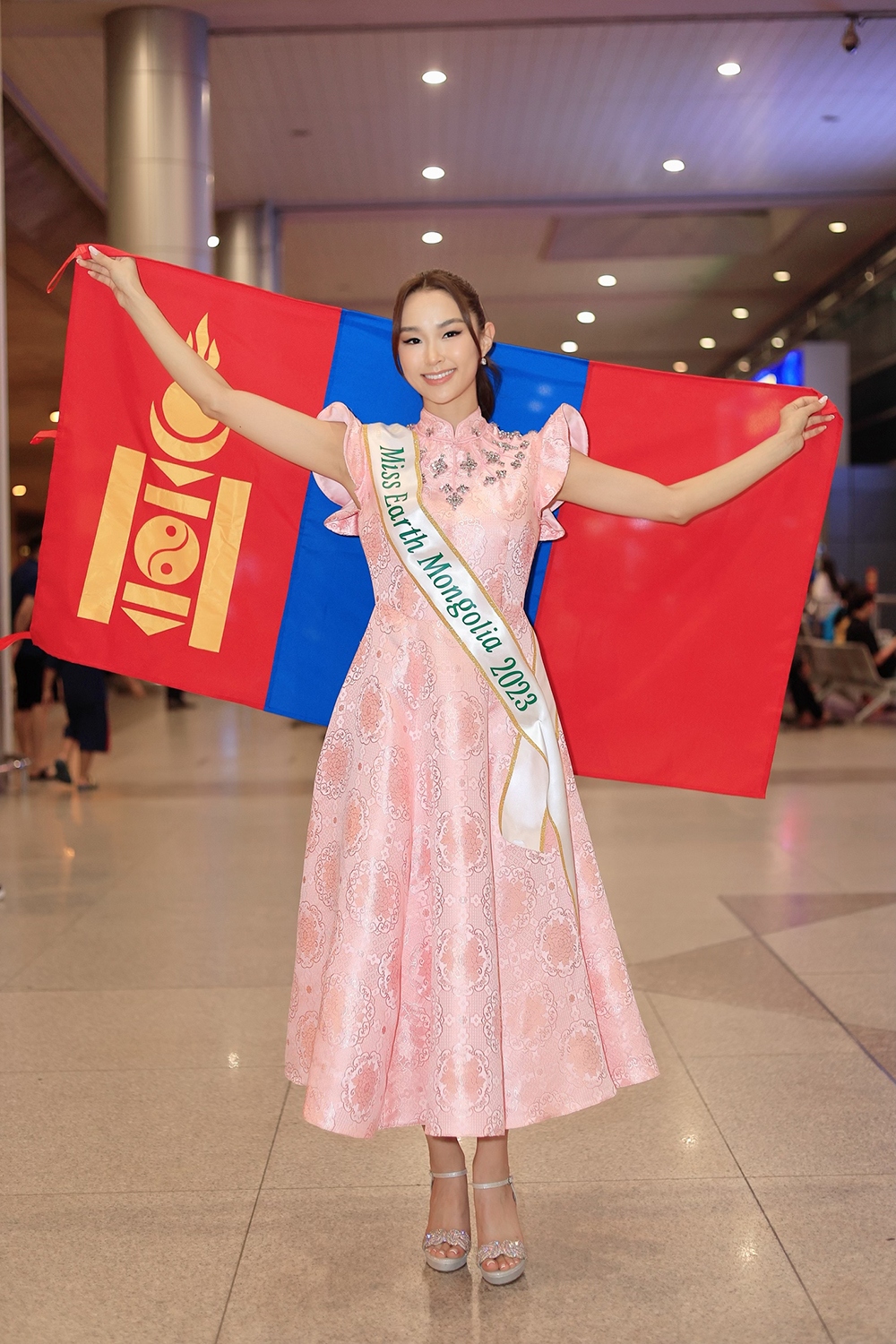 dan thi sinh miss earth 2023 dien ao dai khi den viet nam hinh anh 8