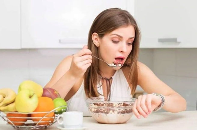 Tránh ăn vào 4 thời điểm này trong ngày dễ bị to bụng
