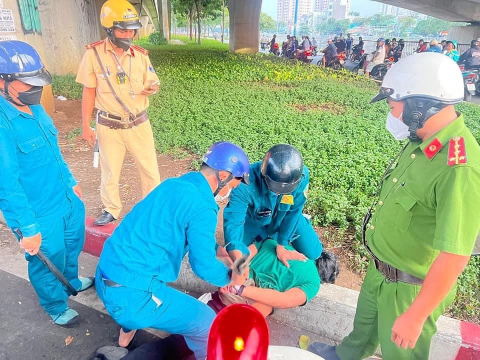 bat nghi pham sat hai nguoi phu nu cung 2 dua tre o tp.hcm hinh anh 2