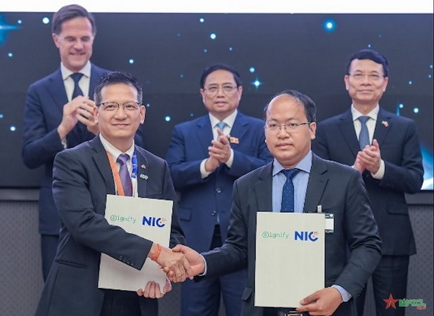 national innovation centre, dutch lighting giant sign mou picture 1
