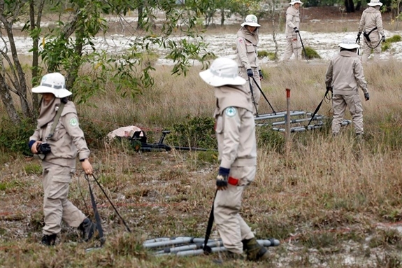 us senators submit bill on funding landmine clearance in indochina picture 1