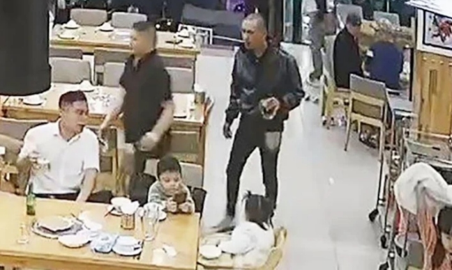 Ba cháu bé gào khóc, cầu cứu khi người cha bị đánh dã man tại nhà hàng