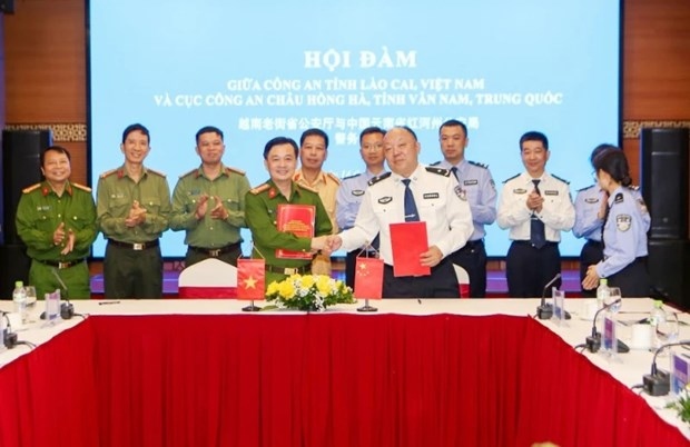 police officials of lao cai, china s honghe county hold talks picture 1
