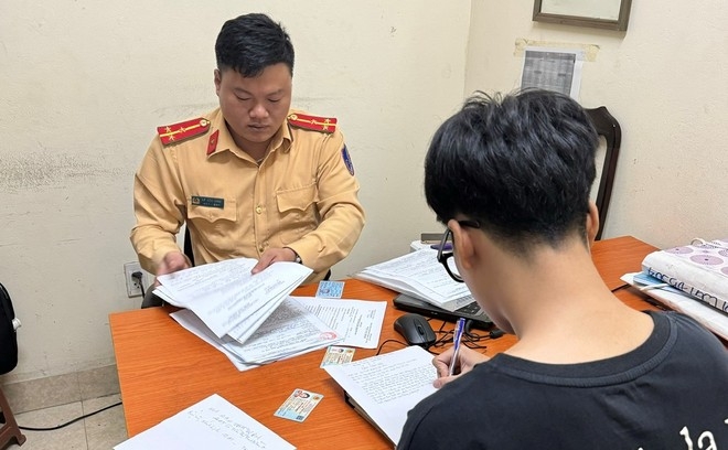 thieu nien o ha noi dung xe may cho ban gai theo tu the mat doi mat hinh anh 2
