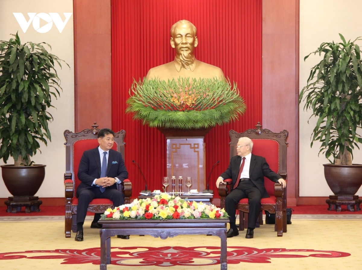 top party leader receives mongolian president in hanoi picture 1