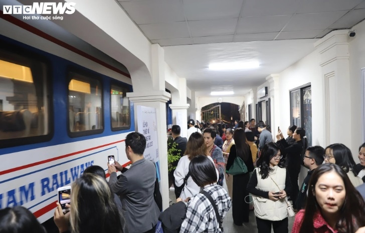 hanoi special train wows tourists picture 2