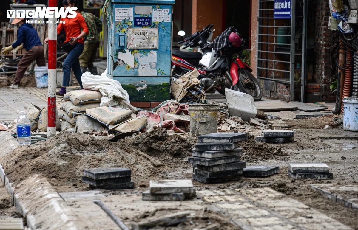 dan ha noi ngan ngam canh via he bi xoi tung, nhieu tuyen pho ngon ngang bui bam hinh anh 8