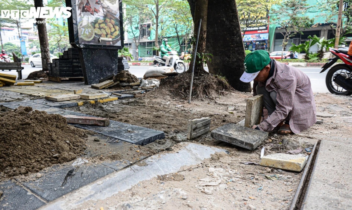 dan ha noi ngan ngam canh via he bi xoi tung, nhieu tuyen pho ngon ngang bui bam hinh anh 12