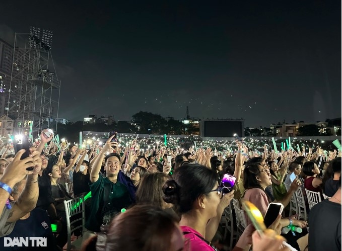 15,000 vietnamese fans flock to watch westlife on tour picture 1
