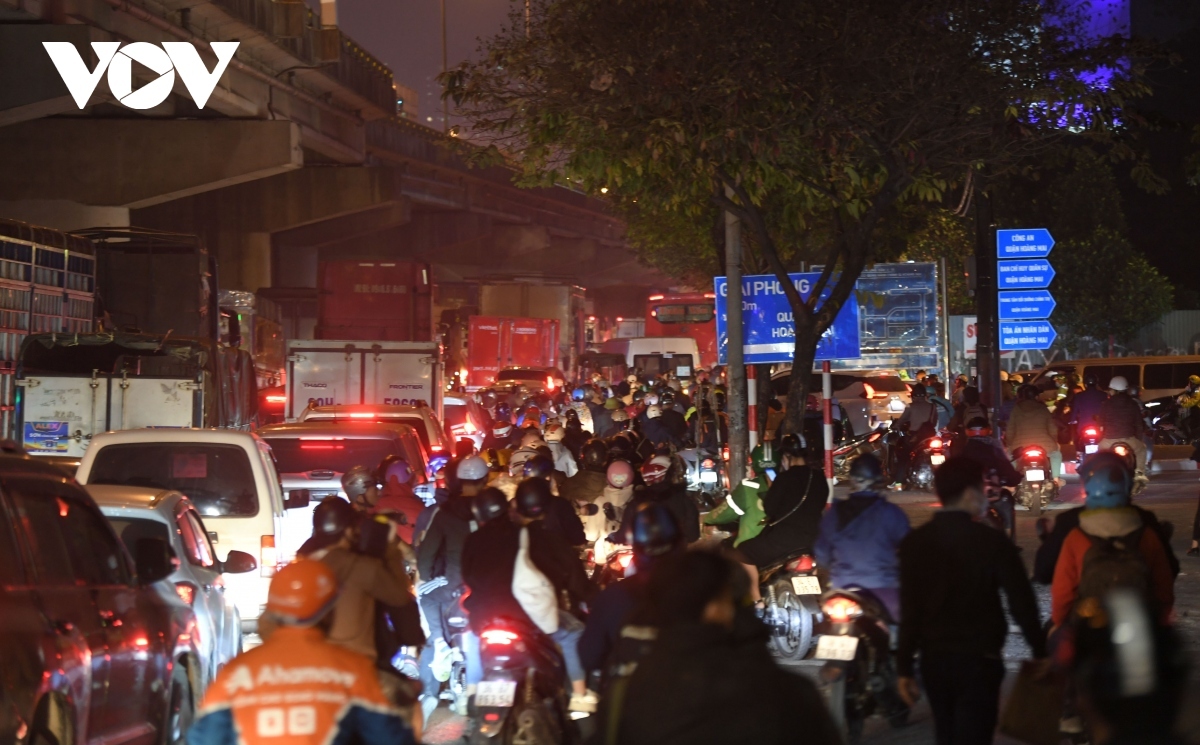 hanoi arteries go haywire as residents flock to home town for new year holiday picture 14 hanoi arteries go haywire as residents flock to home town for new year holiday picture 14