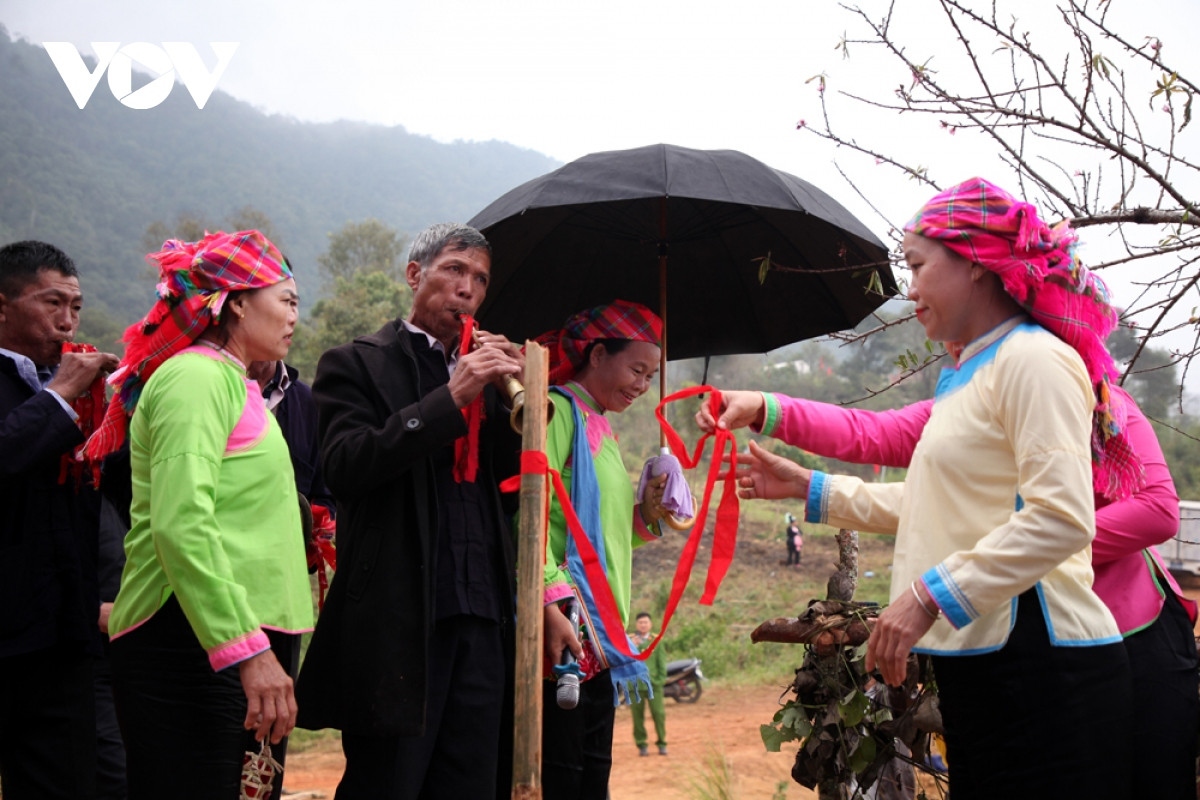 the bride-welcoming ceremony of the giay ethnic people picture 14