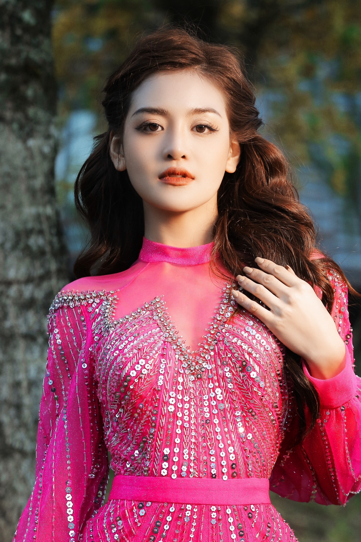 Lương Thùy Linh từ nàng công chúa thanh khiết đến vẻ quyến rũ đậm sâu khi  diện váy Hoàng Hải - Phong cách sao - Việt Giải Trí