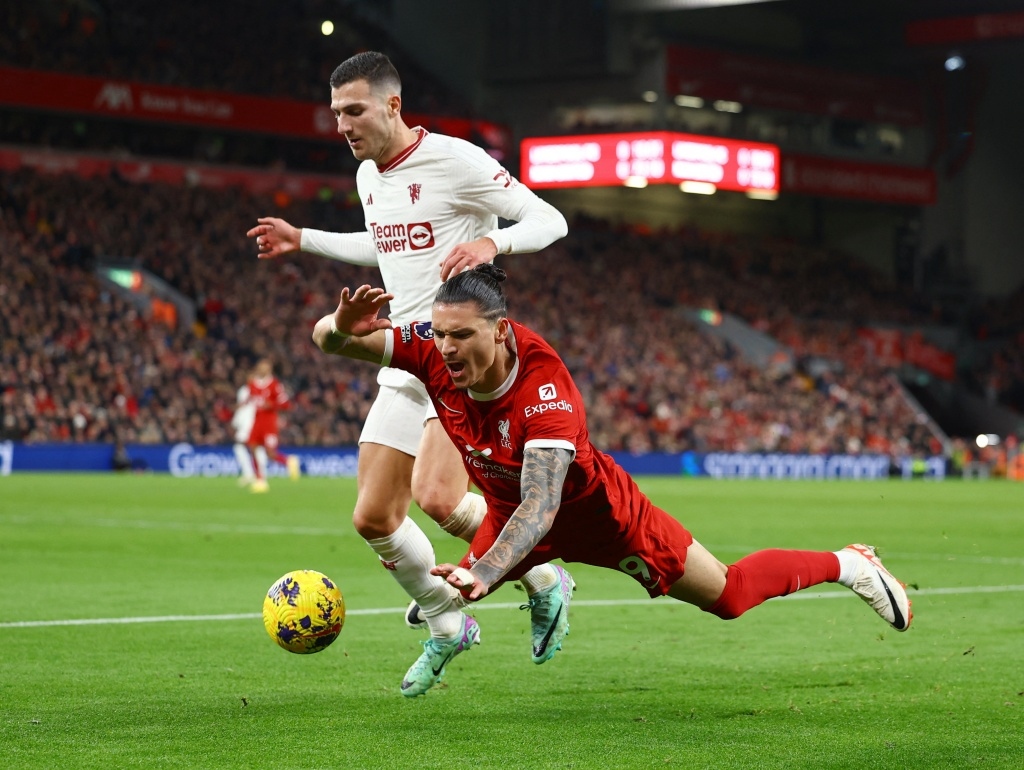 10 người của MU đá văng Liverpool khỏi ngôi đầu Ngoại hạng Anh