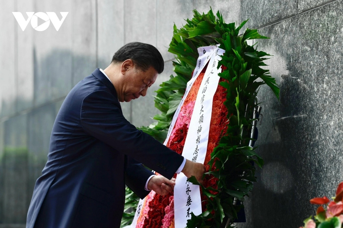 chinese president xi jinping pays tribute to president ho chi minh picture 4