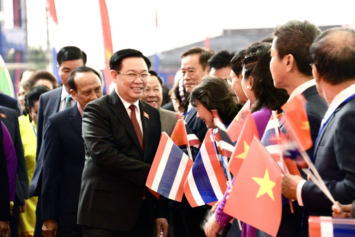 Chủ tịch Quốc hội Vương Đình Huệ gặp gỡ cộng đồng người Việt Nam tại Thái Lan