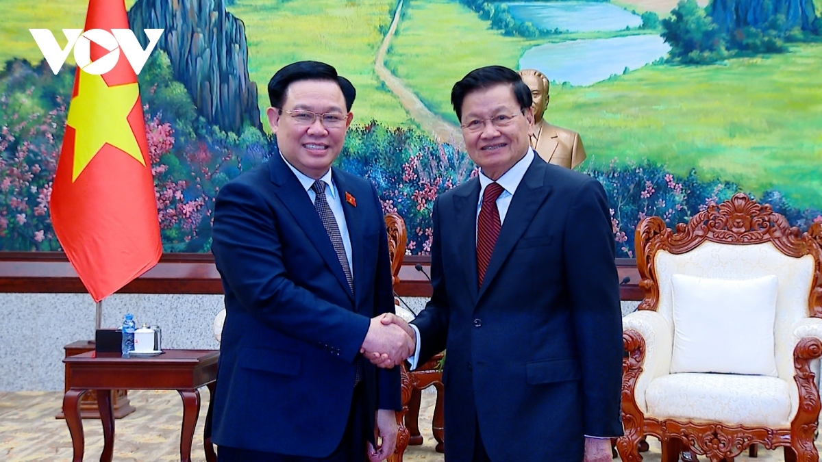 na chairman hue meets with lao senior leaders picture 1