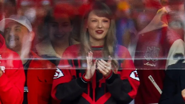 taylor swift co vu cho ban trai travis kelce choi bong hinh anh 1