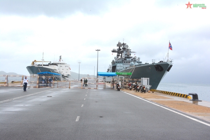 two russian warships dock at cam ranh port for vietnam visit picture 1