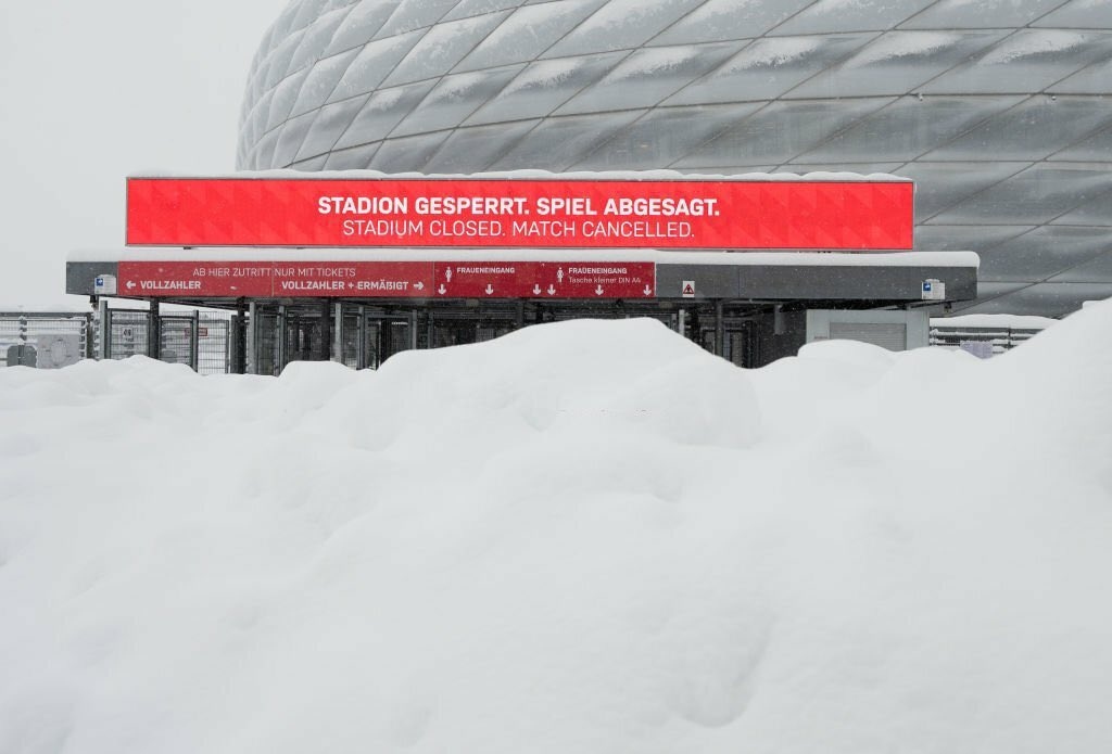 Sân vận động ''đóng băng'', trận đấu của Bayern Munich bị hoãn