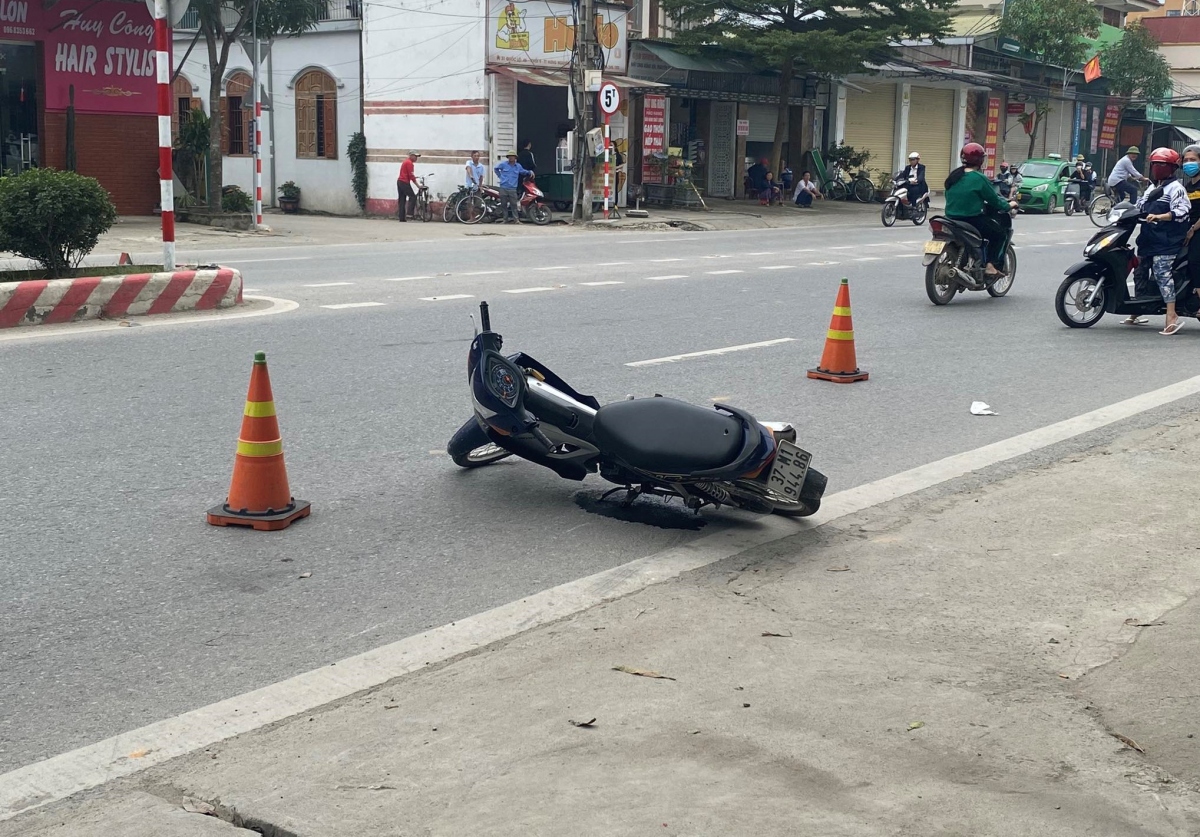 Đang làm nhiệm vụ CSGT bị nam thanh niên lao thẳng xe máy vào người