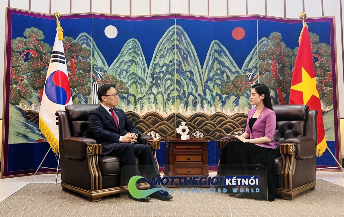 Đại sứ Choi Young-sam (trái) kinh ngạc trước sự phát triển nhanh chóng trong mối quan hệ ngoại giao giữa Hàn Quốc và Việt Nam.