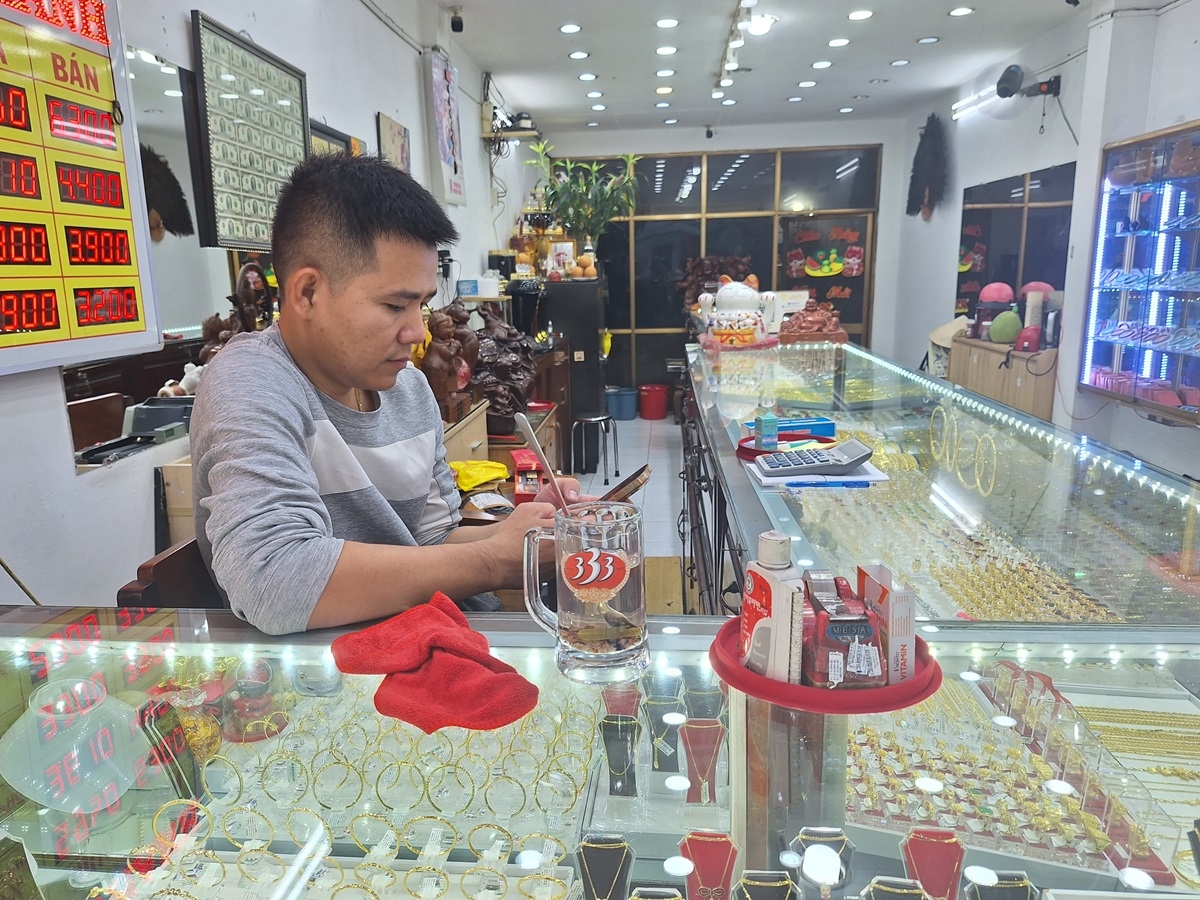 Giá vàng giảm mạnh nhưng hiếm khách giao dịch