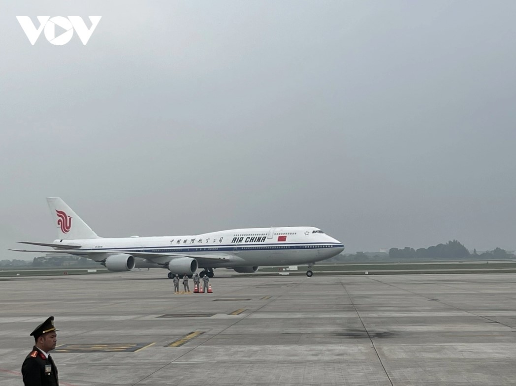 chinese party, state leader welcomed upon his arrival in hanoi picture 1