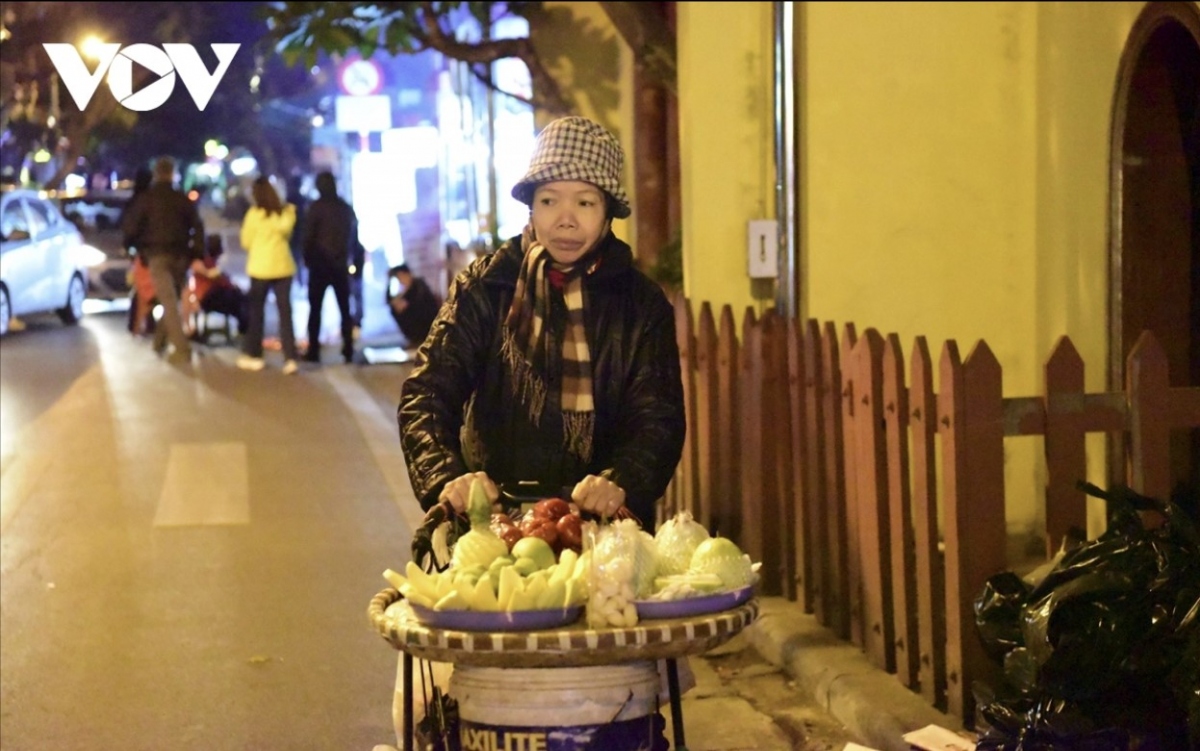 hanoi s outdoor workers make a living on freezing cold nights picture 10