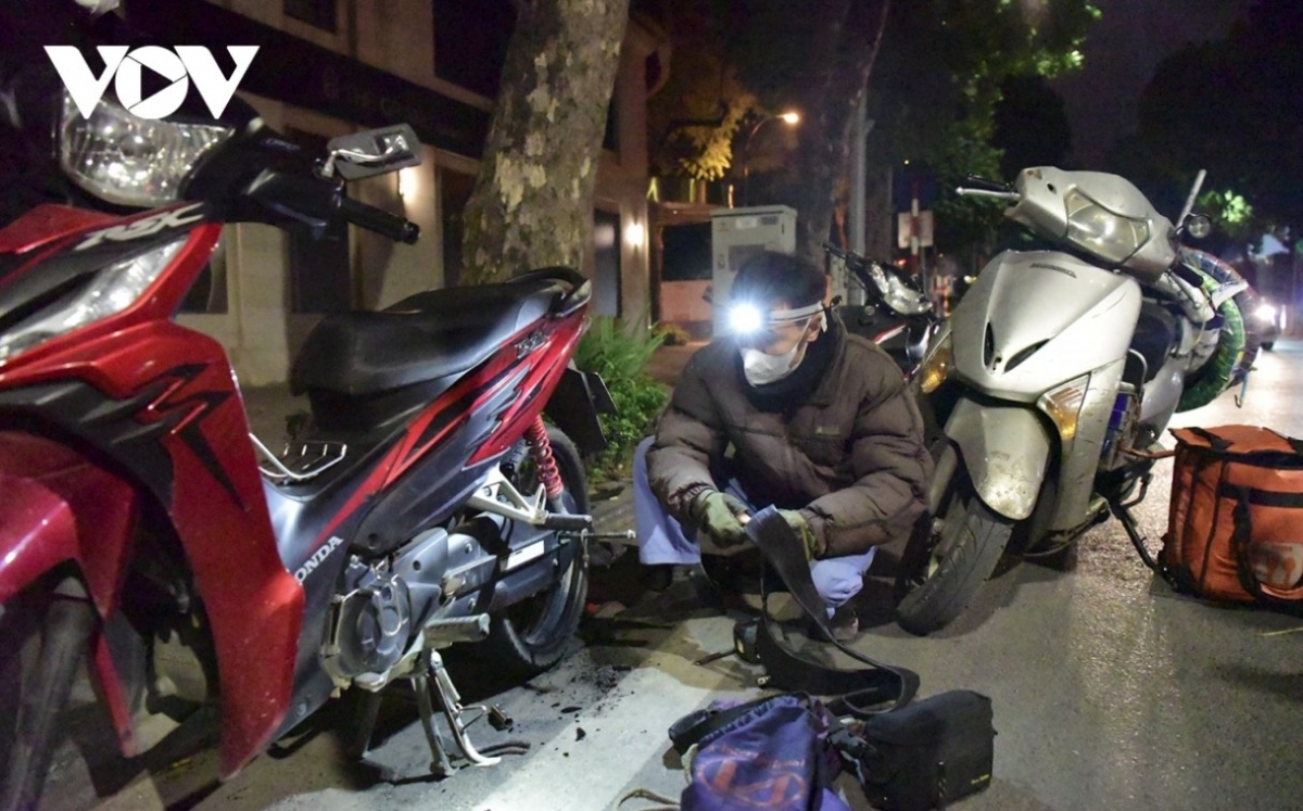 hanoi s outdoor workers make a living on freezing cold nights picture 2 hanoi s outdoor workers make a living on freezing cold nights picture 2