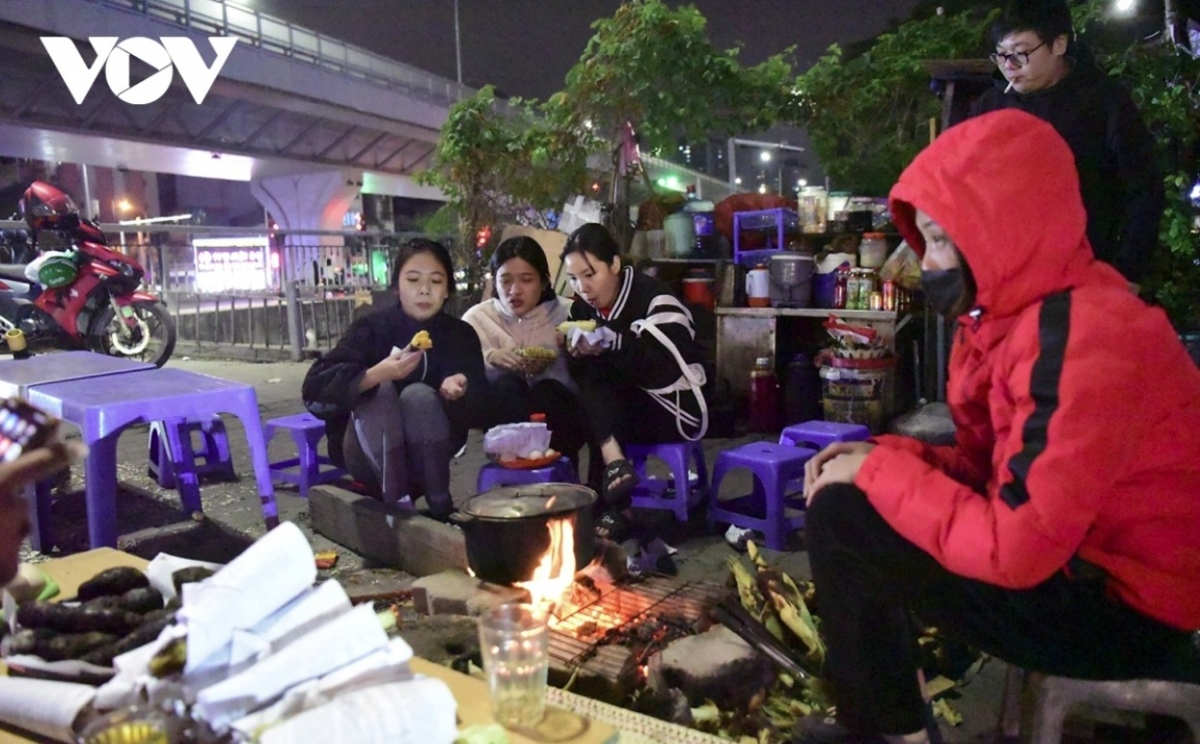 hanoi s outdoor workers make a living on freezing cold nights picture 3