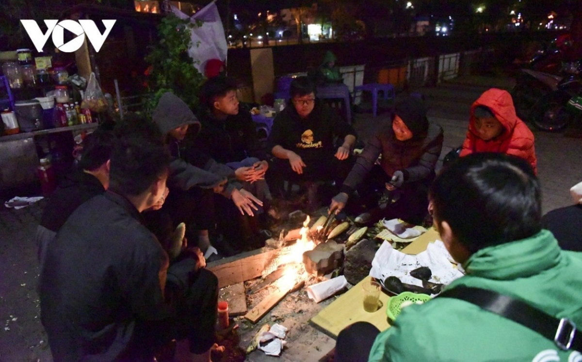 hanoi s outdoor workers make a living on freezing cold nights picture 6