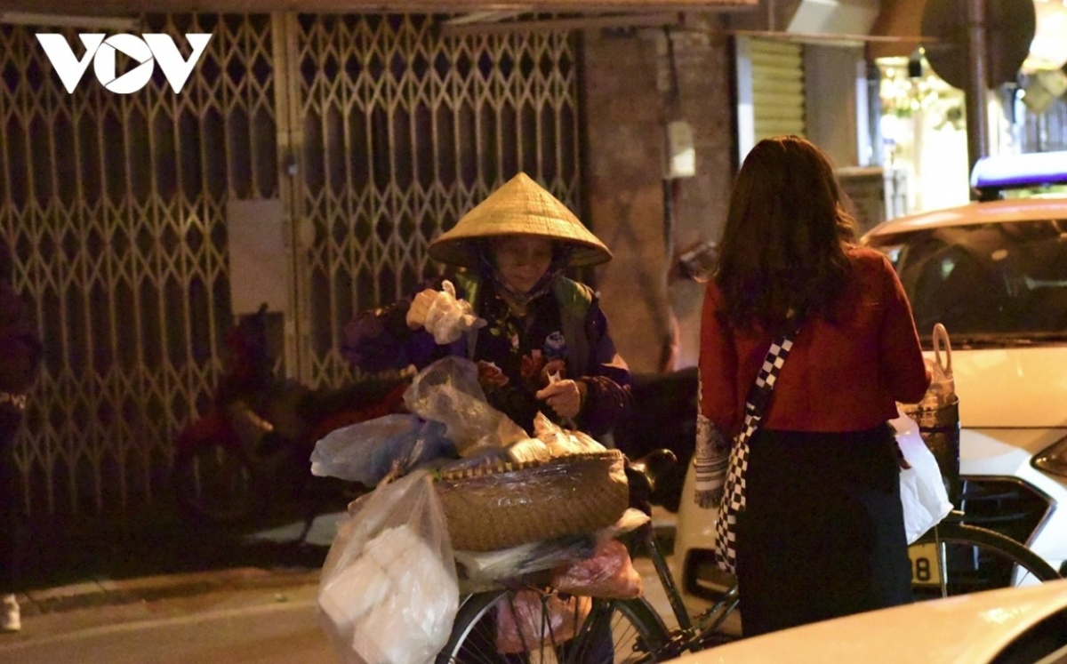 hanoi s outdoor workers make a living on freezing cold nights picture 9