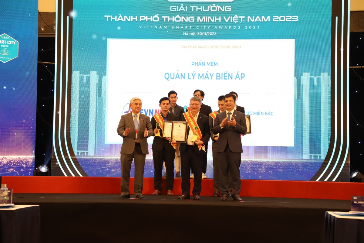 evnnpc nhan giai thuong thanh pho thong minh viet nam 2023 hinh anh 1