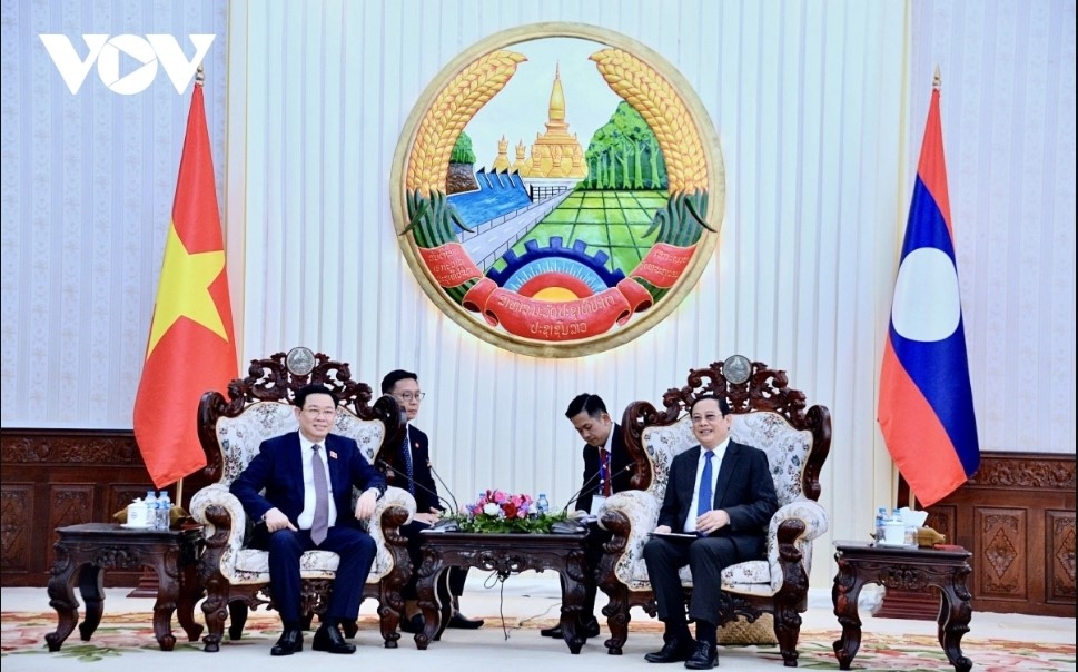 na chairman hue meets with lao senior leaders picture 3