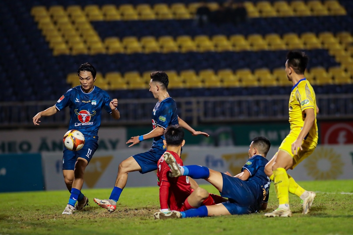 hagl khung hoang sau tran thua doi bong tre nhat v-league hinh anh 1