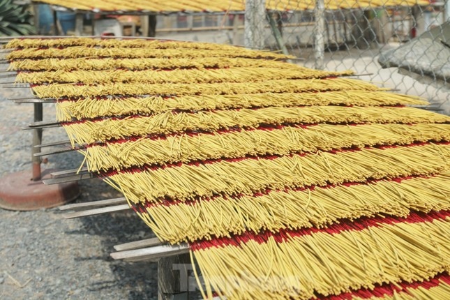 ho chi minh city s 100-year-old incense-making village busy ahead of tet picture 2