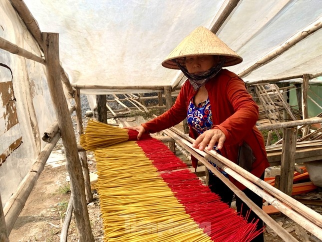 ho chi minh city s 100-year-old incense-making village busy ahead of tet picture 4