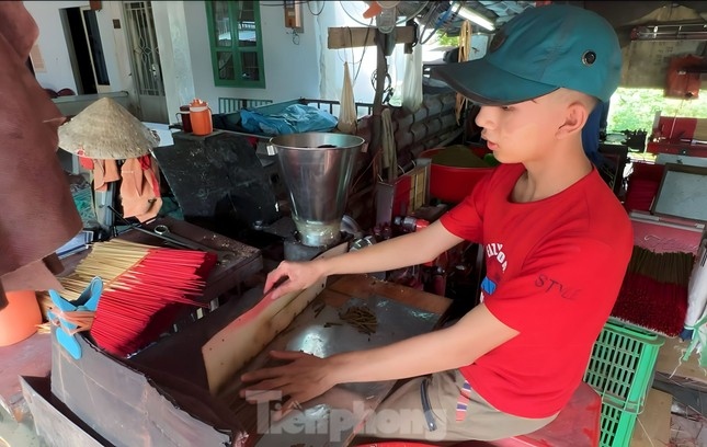 ho chi minh city s 100-year-old incense-making village busy ahead of tet picture 8